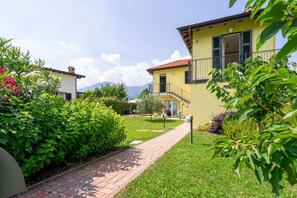 Exterior - Holiday Home in Porto Valtravaglia for 8 (Porto Valtravaglia)