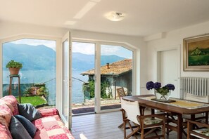 Dining - Holiday Home in Porto Valtravaglia for 8 (Porto Valtravaglia)