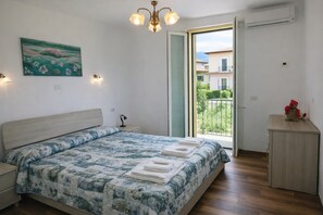 4 bedrooms, free WiFi - Holiday Home in Porto Valtravaglia for 8 (Porto Valtravaglia)