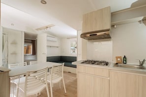 Stovetop, coffee/tea maker, dining tables
