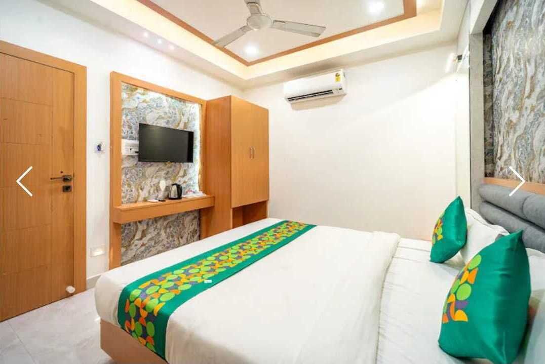 Bureau, chambres insonorisées, fer et planche à repasser