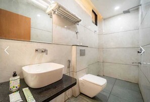 Douche, chaussons, savon, shampoing