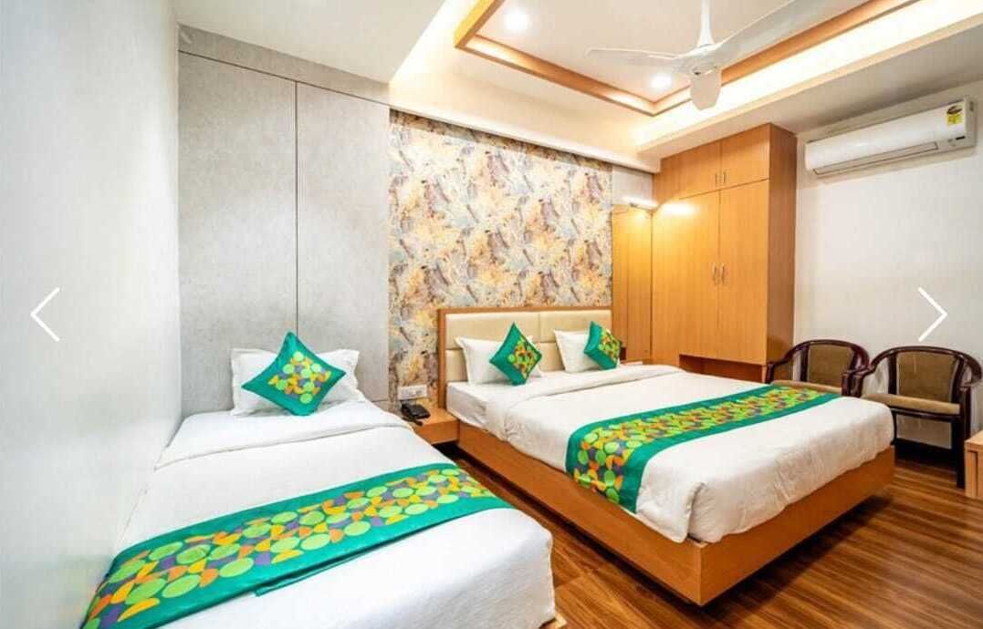 Bureau, chambres insonorisées, fer et planche à repasser