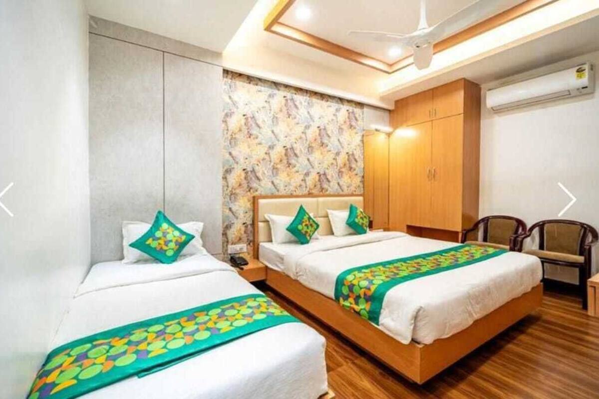 Bureau, chambres insonorisées, fer et planche à repasser