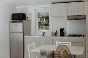 Micro-ondes, plaque de cuisson, cafetière/bouilloire, tables à manger