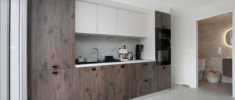 Kühlschrank, Mikrowelle, Ofen, Herdplatte