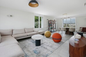 TV - Villa Grandeur Oc éan – Spacious Family Home Near the Beach (Le Croisic)