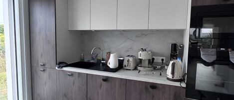 Réfrigérateur, micro-ondes, four, plaque de cuisson