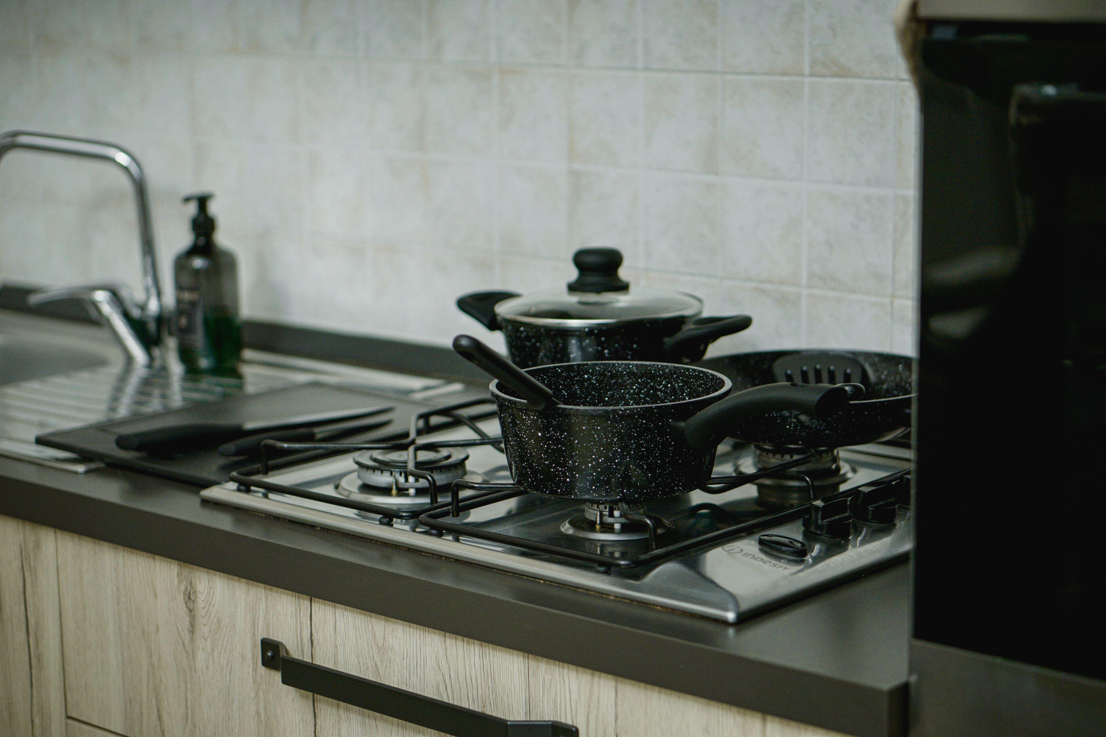 Frigorifero, forno, piano cottura, pentole/stoviglie/utensili