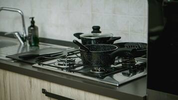 Frigorifero, forno, piano cottura, pentole/stoviglie/utensili