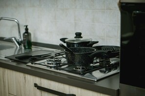 Frigorifero, forno, piano cottura, pentole/stoviglie/utensili