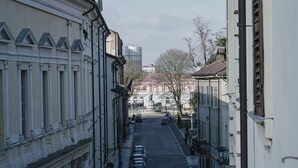 A narrow street lined with parked cars and historic buildings. - The Cat and the Fox: cozy apartment between downtown and station (Vercelli)