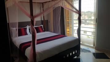 Kahden hengen huone, parveke, järvinäköala | Työpöytä, kannettavalle tietokoneelle sopiva työtila, ilmainen Wi-Fi