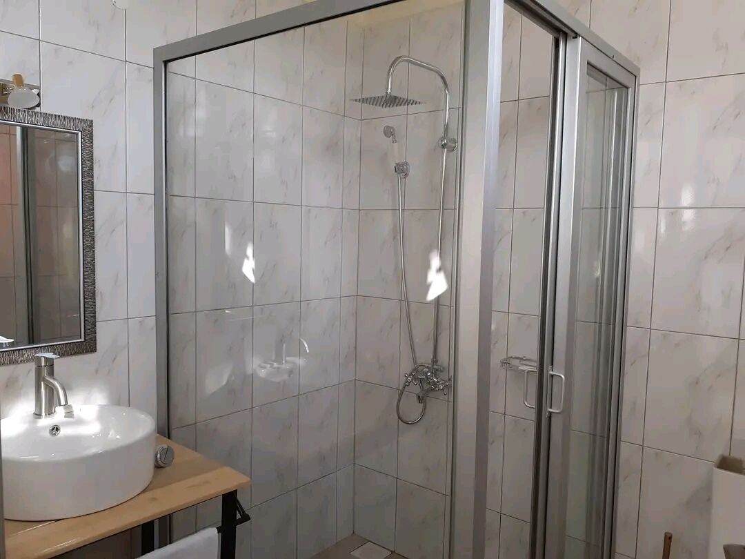 Chambre Double, balcon, vue lac | Salle de bain | Douche, articles de toilette gratuits, chaussons, serviettes fournies