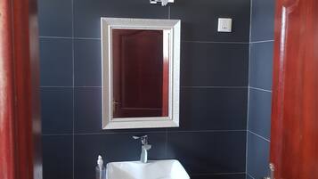 Kahden hengen huone, parveke, järvinäköala | Kylpyhuone | Suihku, ilmaiset hygieniatuotteet, pyyhkeet, saippua