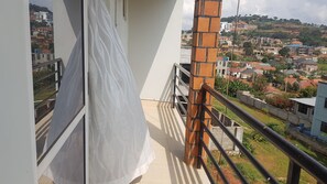 Chambre Double, balcon, vue lac | Enceinte de l’hébergement