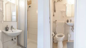 Basic Apartment | Bathroom | Shower, free toiletries, hair dryer, towels