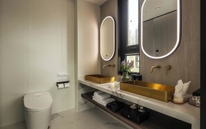 Traditionelt dupleks - udsigt til gårdsplads | Badeværelse | Gratis toiletartikler, hårtørrer, hjemmesko, håndklæder