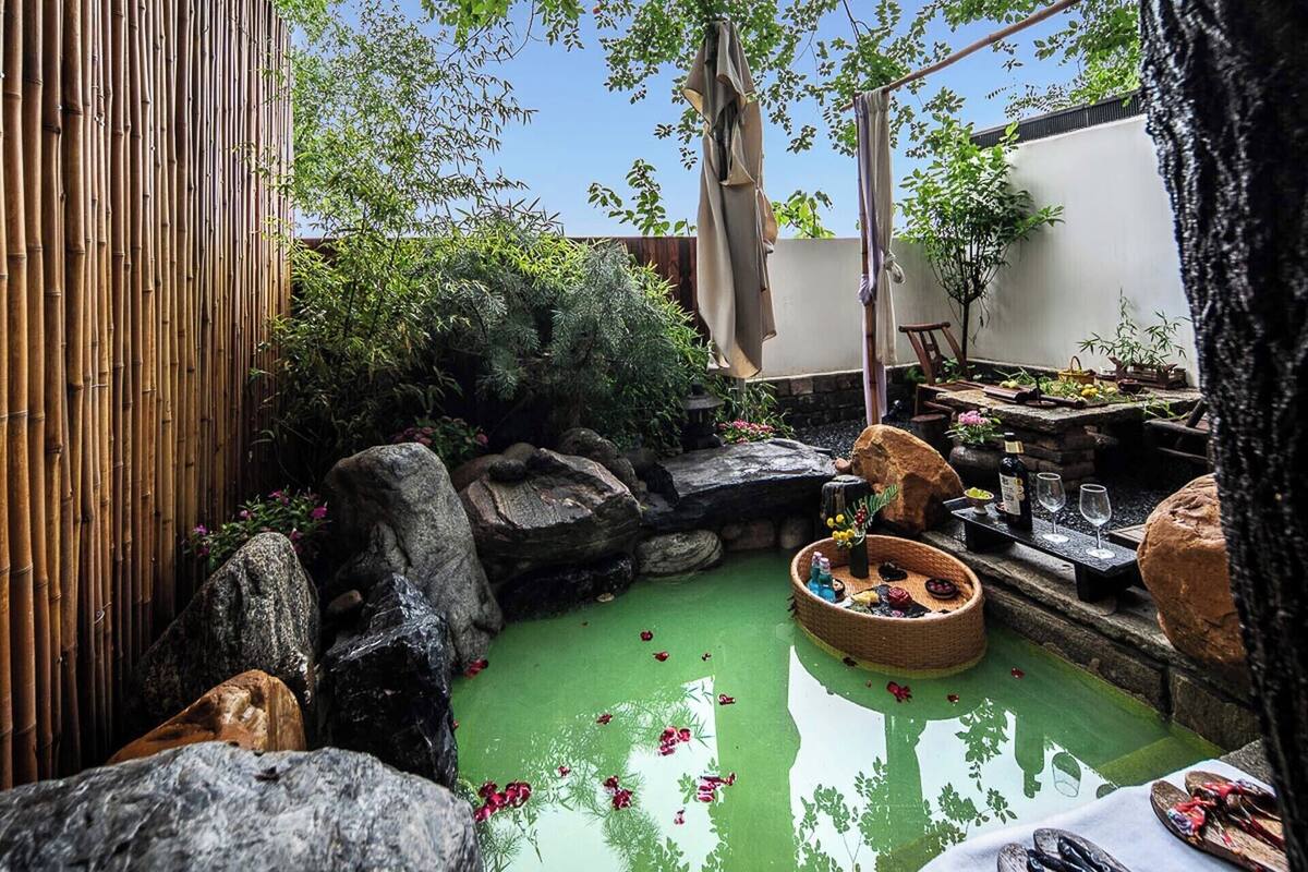 Dúplex clásico, vistas al patio | Bañera profunda