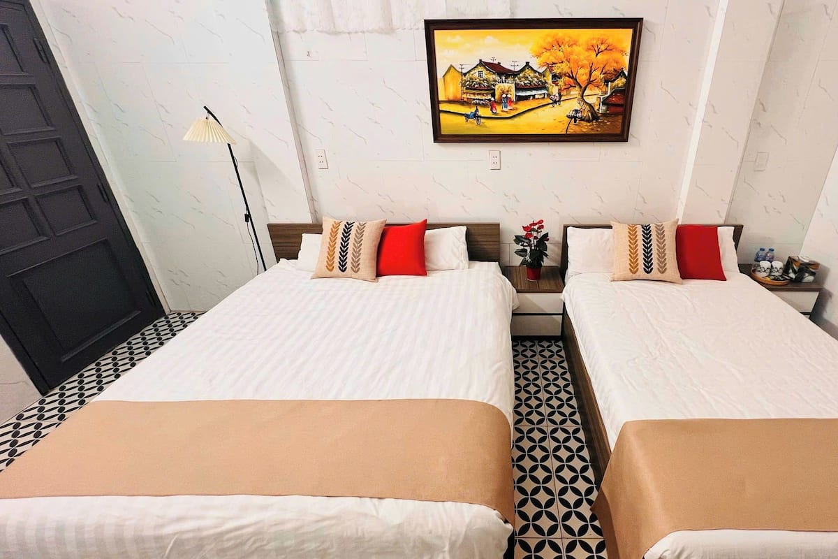 Kolmen hengen deluxe-huone | Pillowtop-patjalliset sängyt, työpöytä, ilmainen Wi-Fi, vuodevaatteet