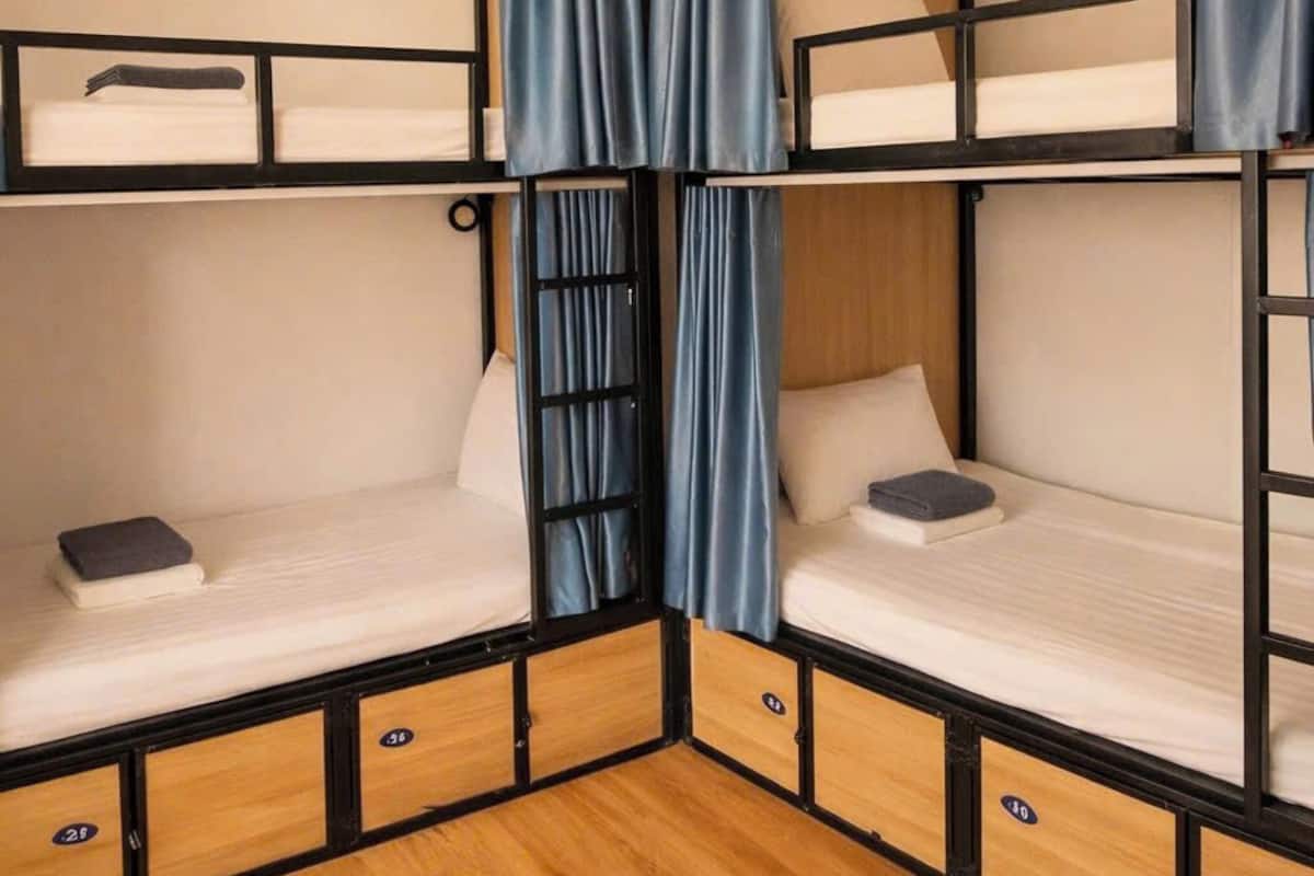 Pillowtop-patjalliset sängyt, työpöytä, ilmainen Wi-Fi, vuodevaatteet