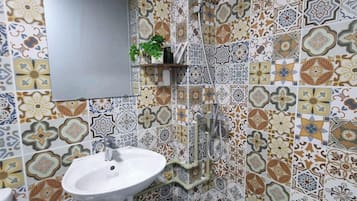 Set di cortesia gratuito, bidet, asciugamani, sapone