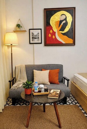 Pillowtop beds, desk, free WiFi, bed sheets