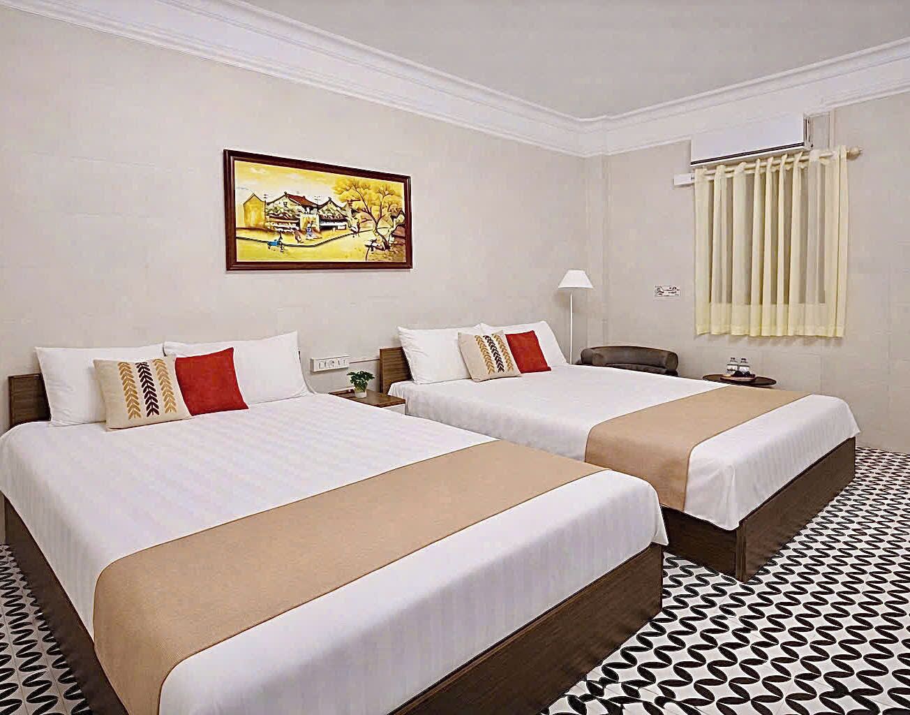 加厚床垫、办公桌、免费 WiFi、床单