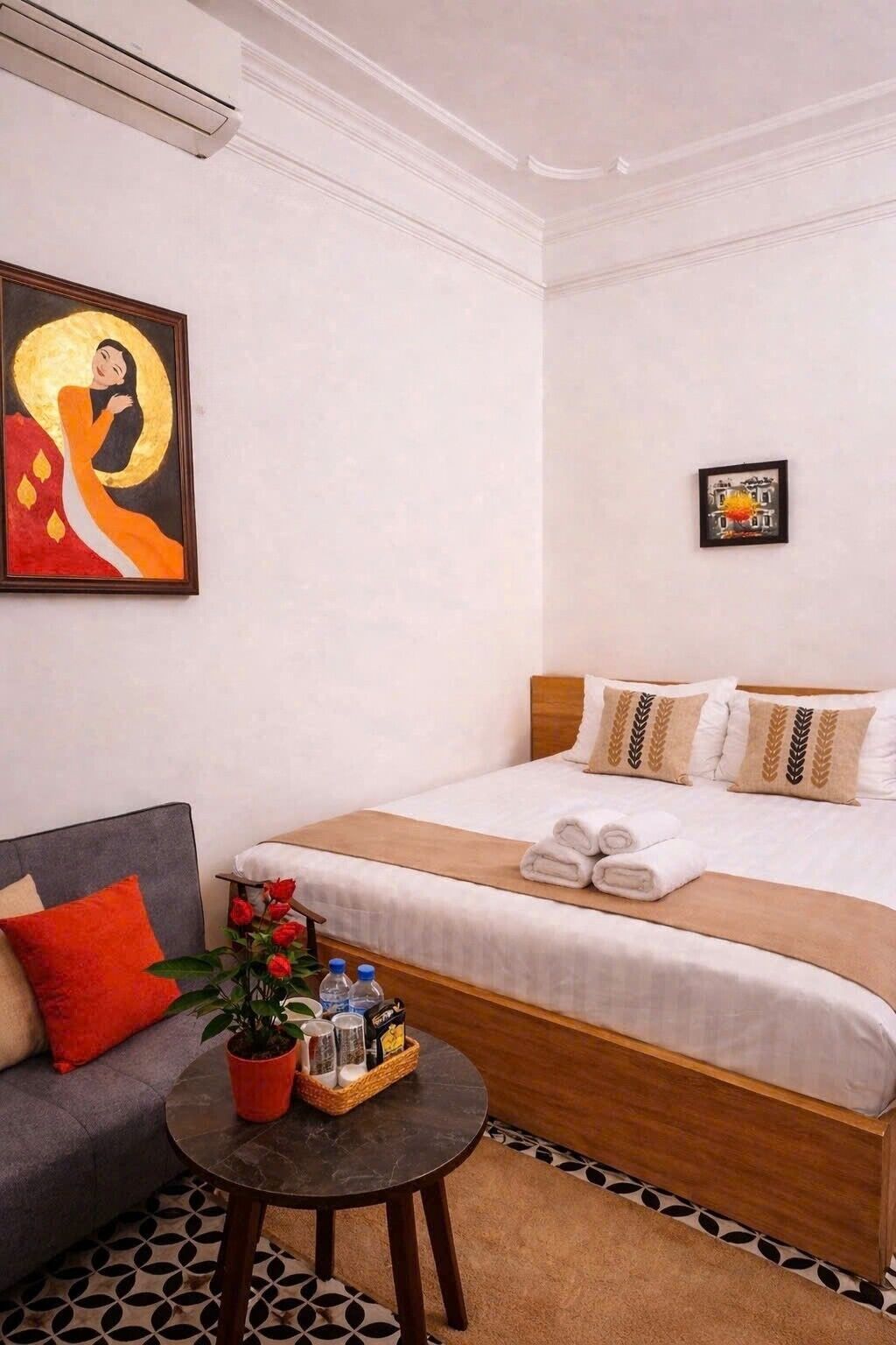 Pillowtop-patjalliset sängyt, työpöytä, ilmainen Wi-Fi, vuodevaatteet