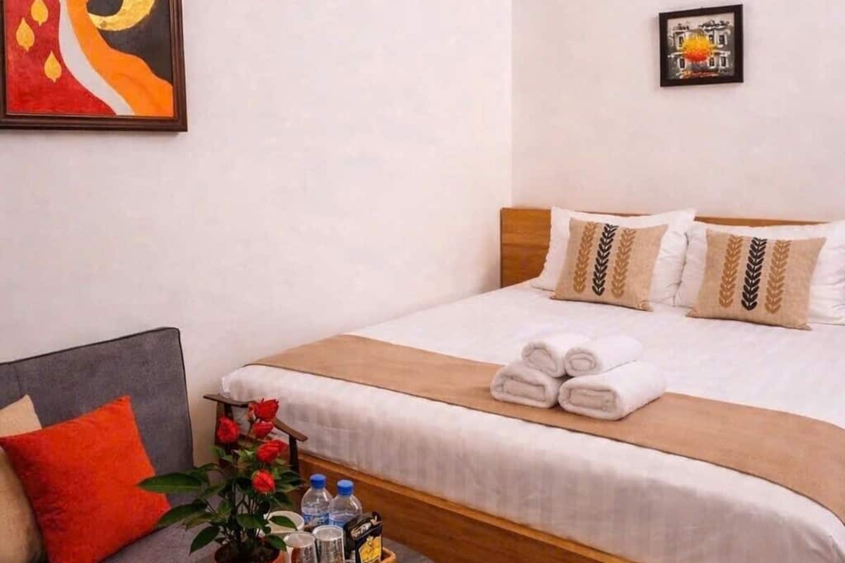 Pillowtop-patjalliset sängyt, työpöytä, ilmainen Wi-Fi, vuodevaatteet