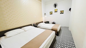 Pillowtop-patjalliset sängyt, työpöytä, ilmainen Wi-Fi, vuodevaatteet