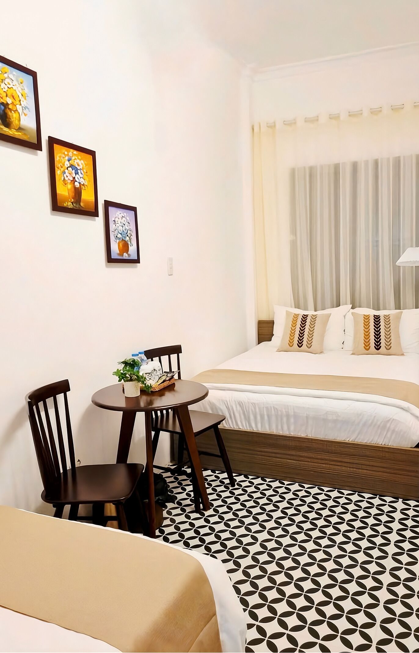 Kolmen hengen deluxe-huone | Pillowtop-patjalliset sängyt, työpöytä, ilmainen Wi-Fi, vuodevaatteet