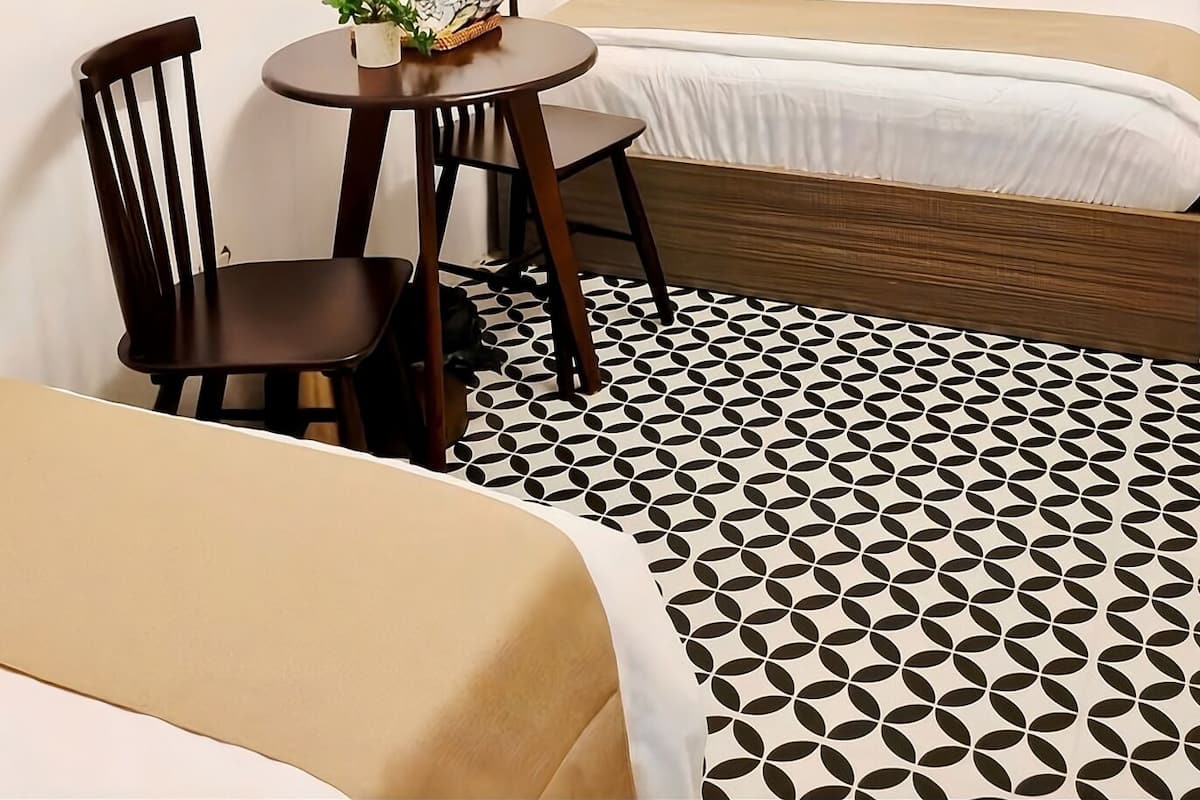 Kolmen hengen deluxe-huone | Pillowtop-patjalliset sängyt, työpöytä, ilmainen Wi-Fi, vuodevaatteet