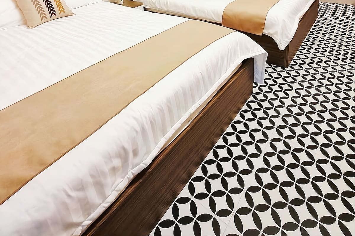 Neljän hengen deluxe-huone | Pillowtop-patjalliset sängyt, työpöytä, ilmainen Wi-Fi, vuodevaatteet