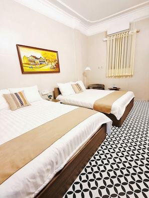 Neljän hengen deluxe-huone | Pillowtop-patjalliset sängyt, työpöytä, ilmainen Wi-Fi, vuodevaatteet