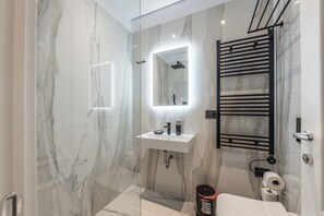Een douche, een haardroger, handdoeken, zeep