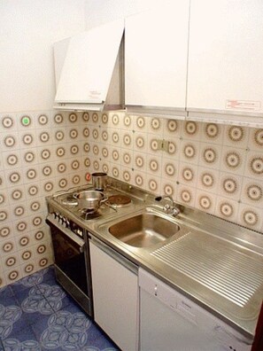 Fridge, microwave, stovetop, cookware/dishes/utensils - Seaside sweet holiday hideaway in Lignano with swimming pool (Lignano Sabbiadoro)