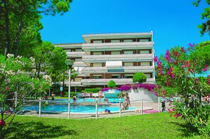 Pool - Seaside sweet holiday hideaway in Lignano with swimming pool (Lignano Sabbiadoro)