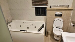 Phòng dành cho gia đình, ban công, quang cảnh thành phố | Phòng tắm | Đồ dùng nhà tắm miễn phí, máy sấy tóc, khăn tắm, xà phòng 