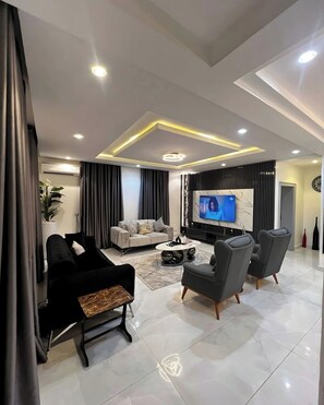 Family Room, Balcony, City View | Living area