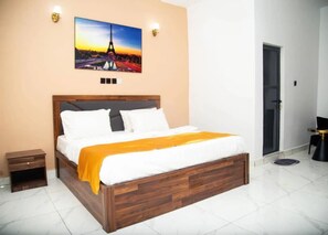 Habitación familiar, balcón, vistas a la ciudad | Escritorio, espacio para trabajar con un portátil, cortinas opacas