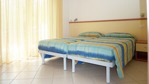 Une chambre à coucher avec un lit, des rideaux et une table de chevet.