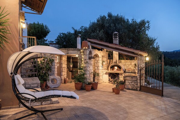 BBQ/picnic Area - Kritiko Archontiko Villa (Apokoronas)