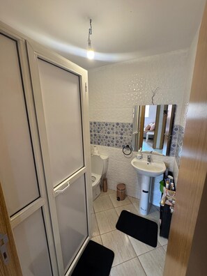 Apartamento, 3 habitaciones, accesible para personas con discapacidad, vistas al jardín | Baño