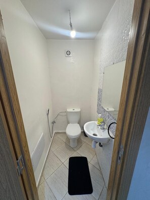 Apartemen, 3 kamar tidur, akses difabel, pemandangan kebun | Kamar mandi