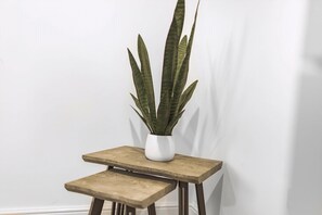 A small wooden table with a potted plant on top. - Guestready - Gladstone (Liverpool)