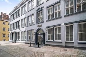 A multi-story building with a classic architectural style, featuring a prominent arched entrance and multiple windows. - Guestready - Gladstone (Liverpool)