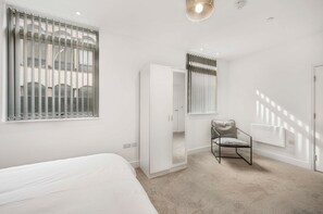 Apartment (Two-Bedroom Apartment) | Desk, laptop workspace, free WiFi, bed sheets - Guestready - Gladstone (Liverpool)