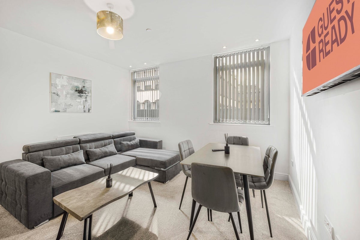 Apartment (Two-Bedroom Apartment) | Desk, laptop workspace, WiFi (free), bed sheets