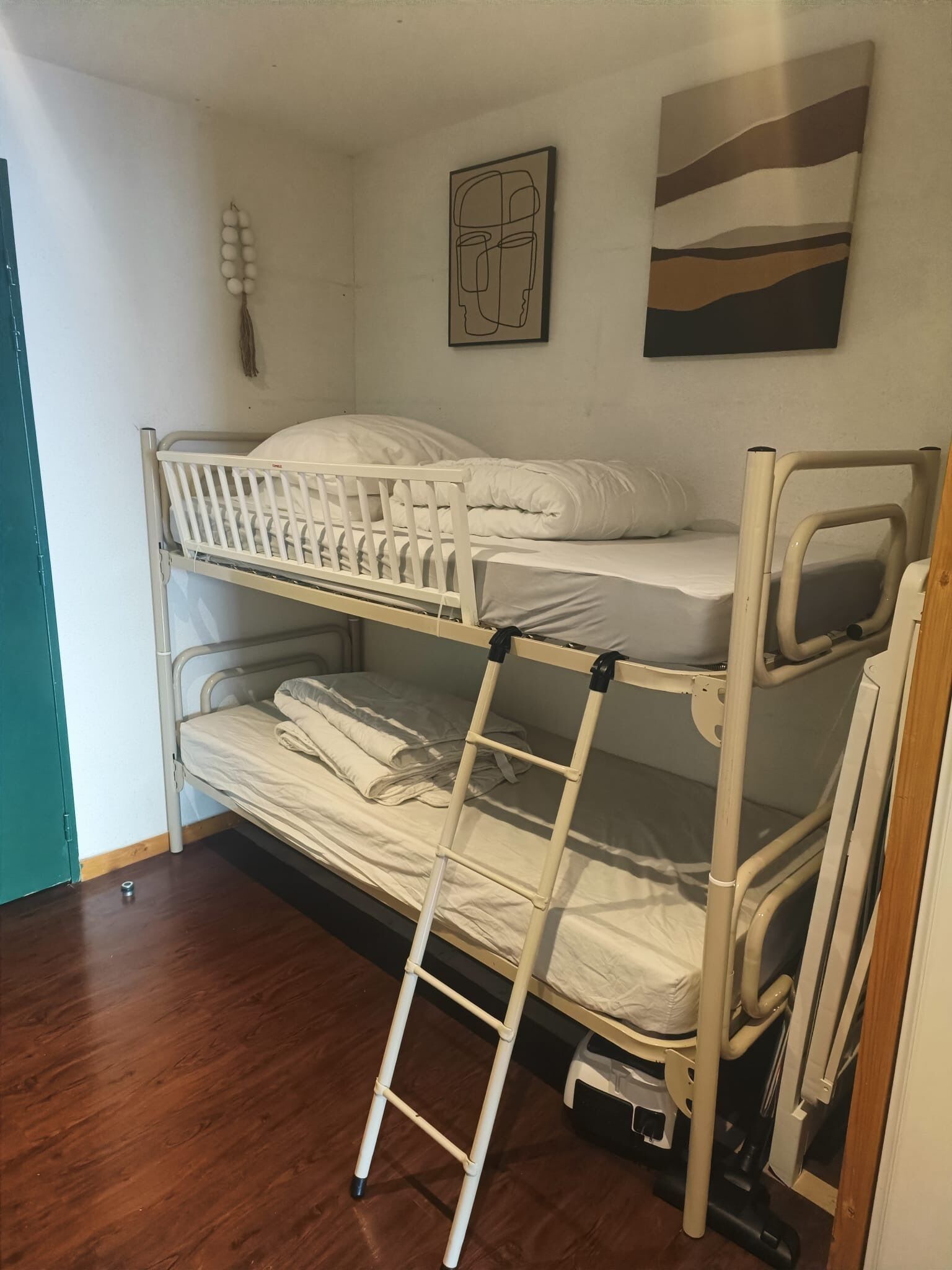 1 dormitorio y cuna de viaje